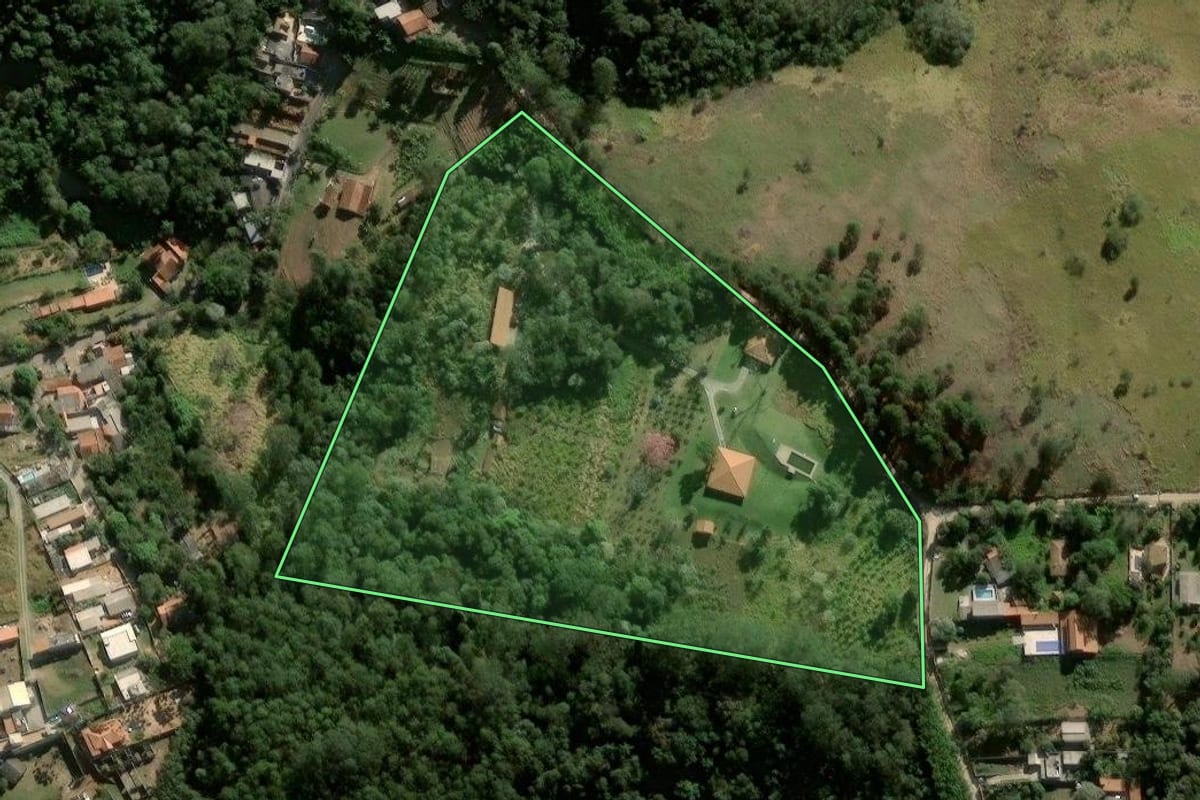 Imagem de satélite do imóvel rural em São Roque (SP), com o contorno declarado no CAR desenhado por cima.