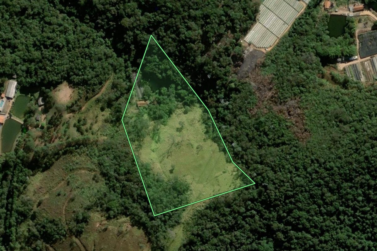 Imagem de satélite do imóvel rural em São Roque (SP), com o contorno declarado no CAR desenhado por cima.