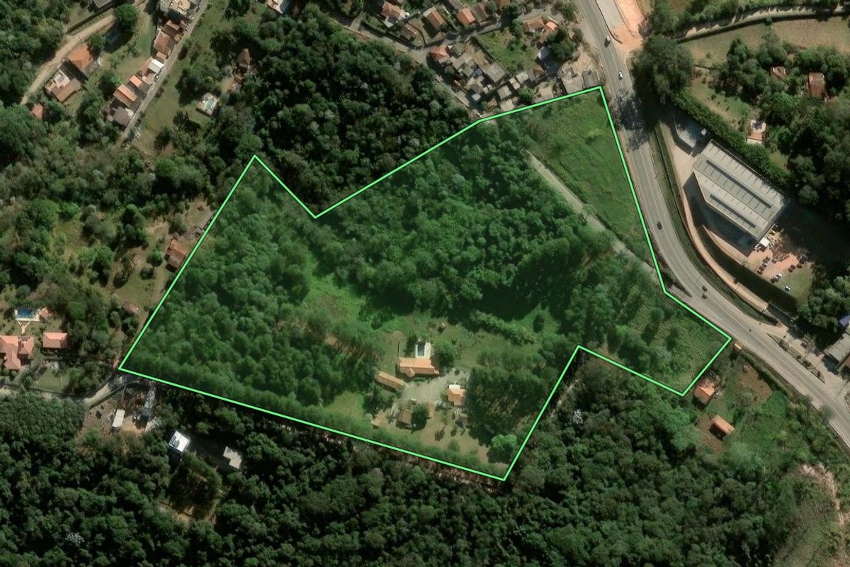 Imagem de satélite do imóvel rural em São Roque (SP), com o contorno declarado no CAR desenhado por cima.