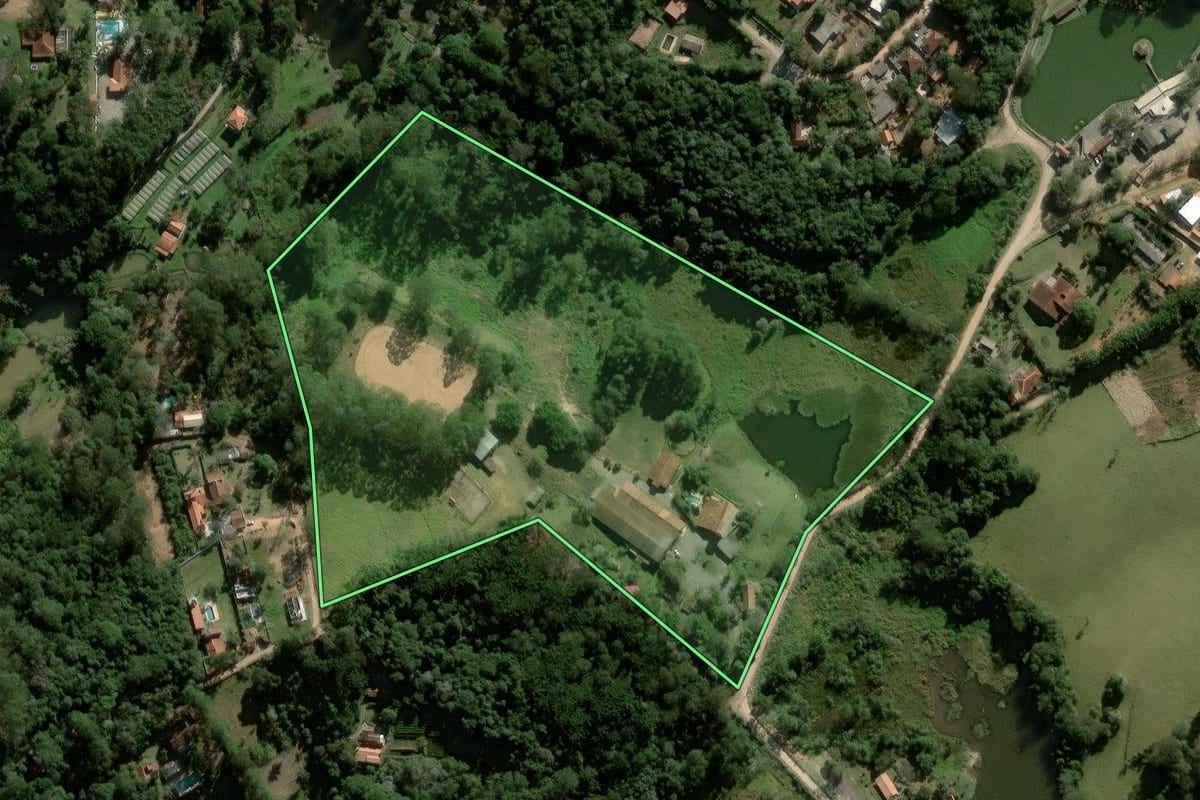 Imagem de satélite do imóvel rural em São Roque (SP), com o contorno declarado no CAR desenhado por cima.