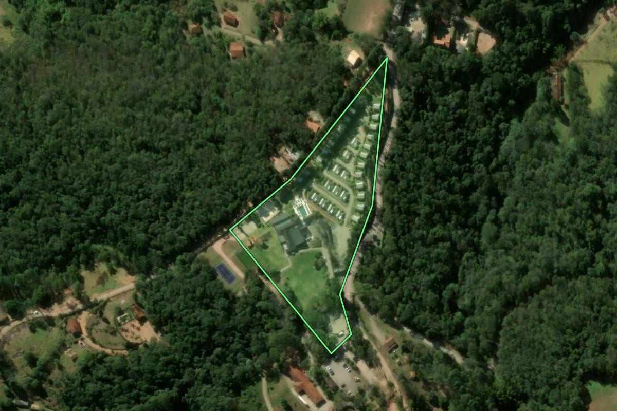 Imagem de satélite do imóvel rural em São Roque (SP), com o contorno declarado no CAR desenhado por cima.