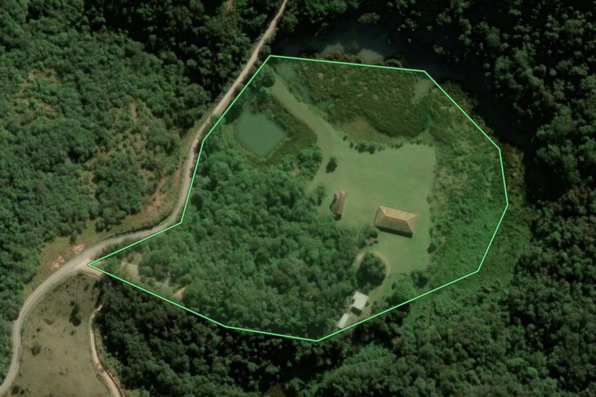 Imagem de satélite do imóvel rural em São Roque (SP), com o contorno declarado no CAR desenhado por cima.