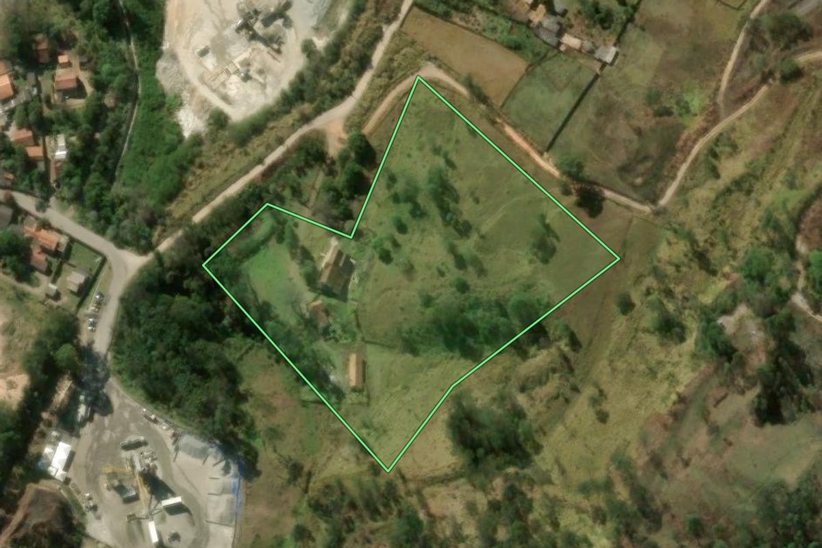 Imagem de satélite do imóvel rural em São Roque (SP), com o contorno declarado no CAR desenhado por cima.