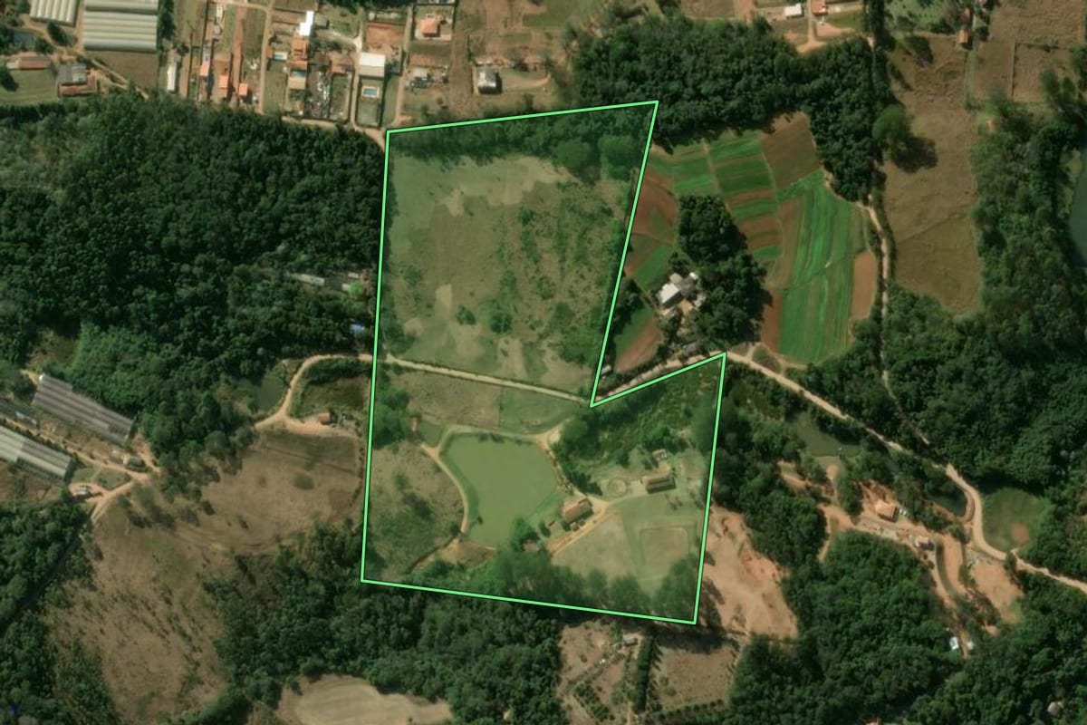 Imagem de satélite do imóvel rural em São Roque (SP), com o contorno declarado no CAR desenhado por cima.