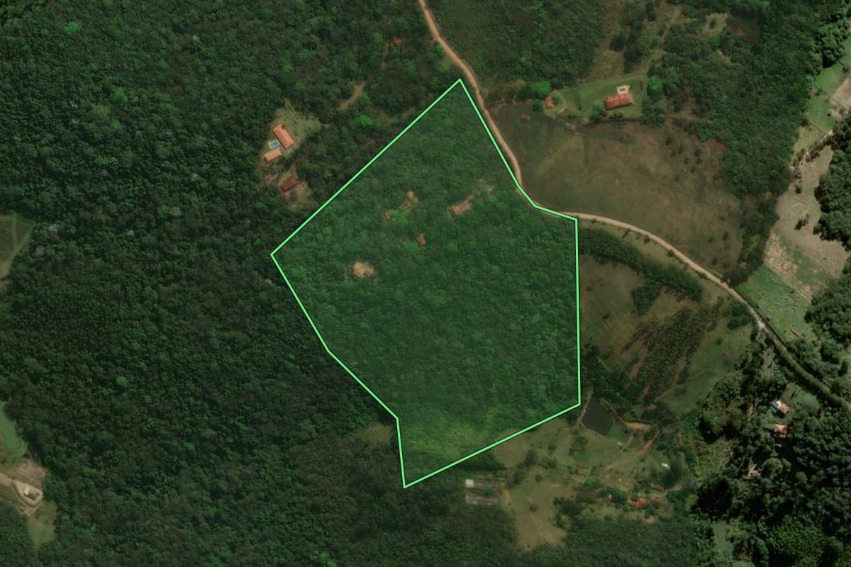 Imagem de satélite do imóvel rural em São Roque (SP), com o contorno declarado no CAR desenhado por cima.