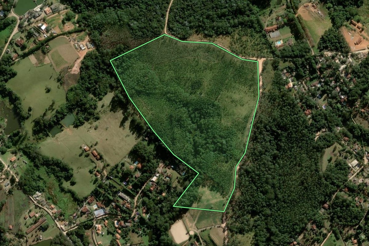Imagem de satélite do imóvel rural em São Roque (SP), com o contorno declarado no CAR desenhado por cima.