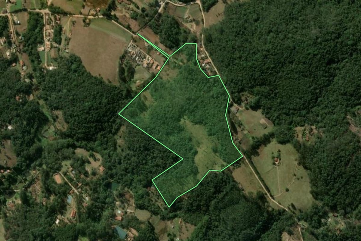 Imagem de satélite do imóvel rural em São Roque (SP), com o contorno declarado no CAR desenhado por cima.