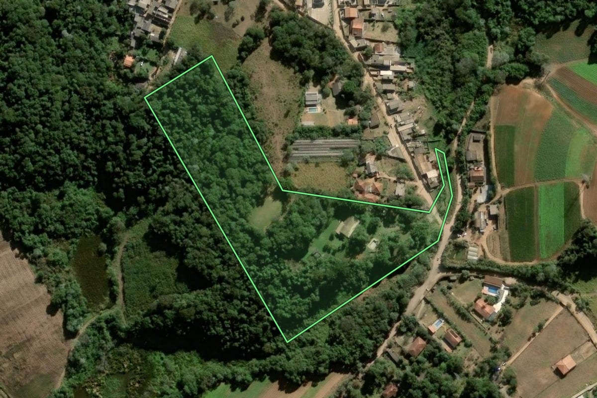 Imagem de satélite do imóvel rural em São Roque (SP), com o contorno declarado no CAR desenhado por cima.