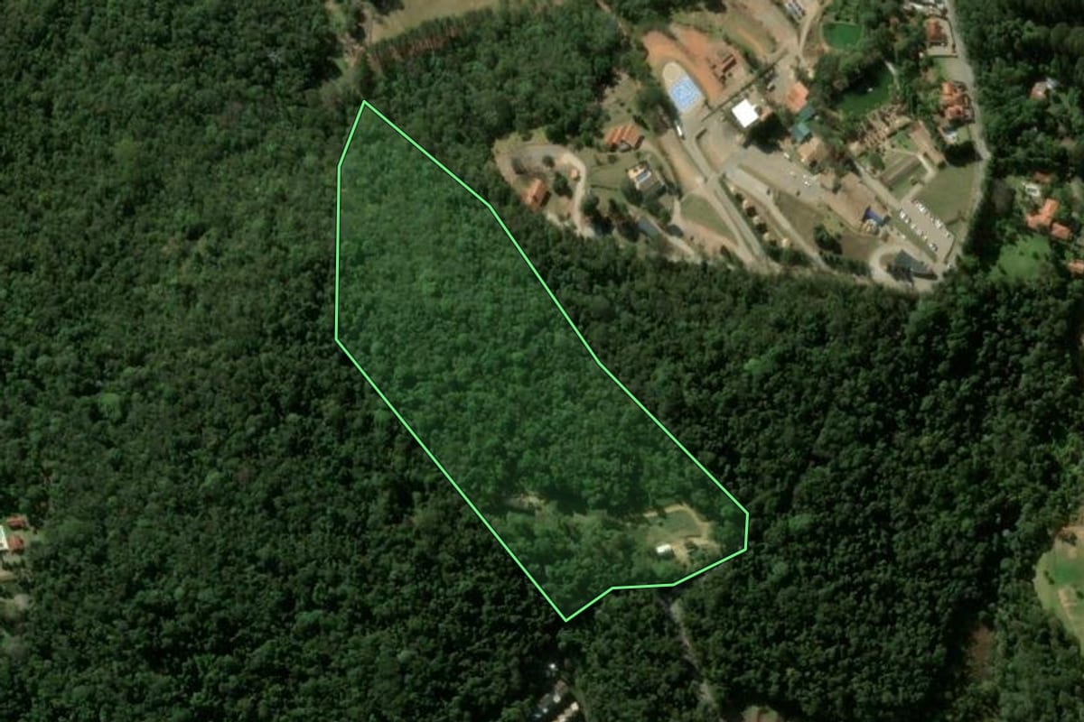 Imagem de satélite do imóvel rural em São Roque (SP), com o contorno declarado no CAR desenhado por cima.