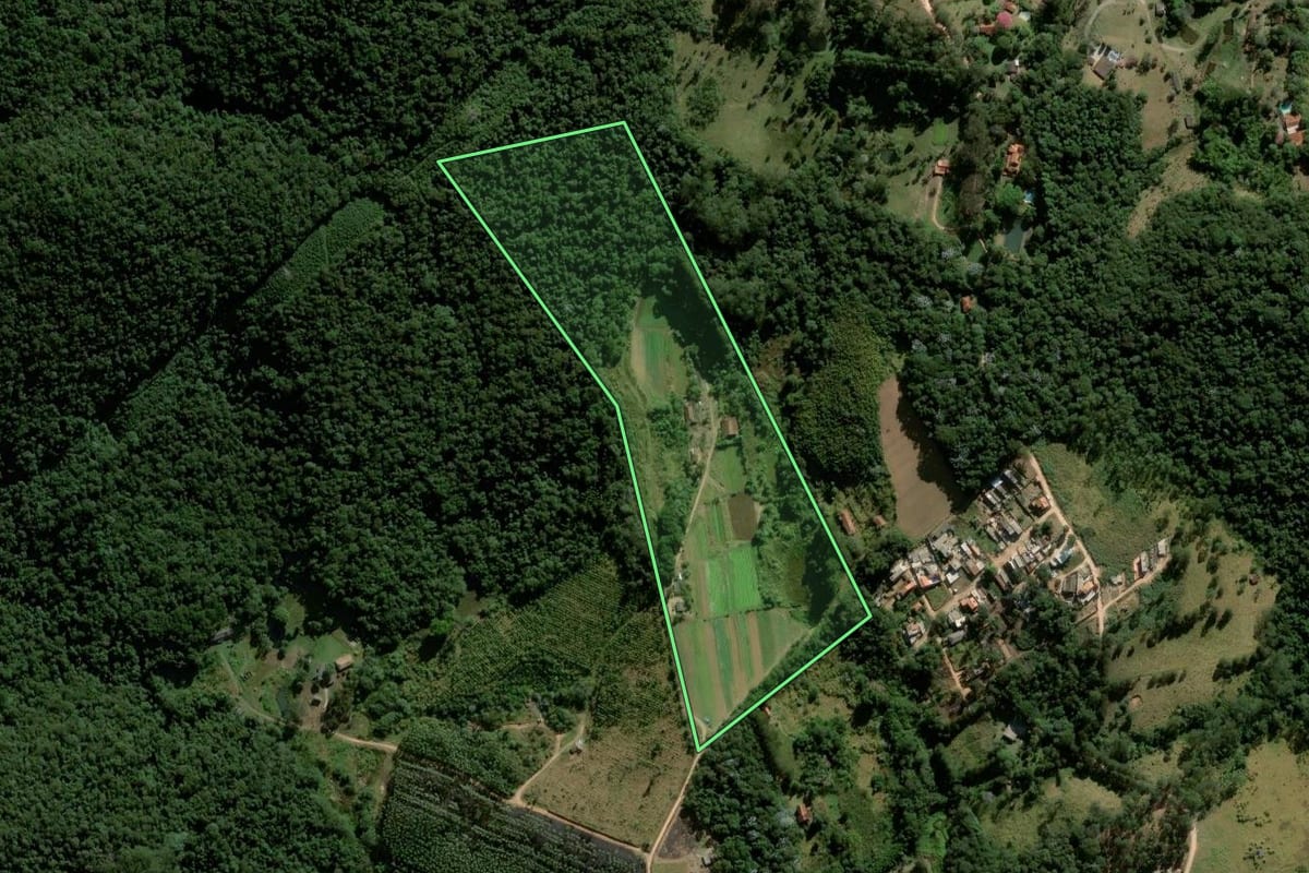 Imagem de satélite do imóvel rural em São Roque (SP), com o contorno declarado no CAR desenhado por cima.