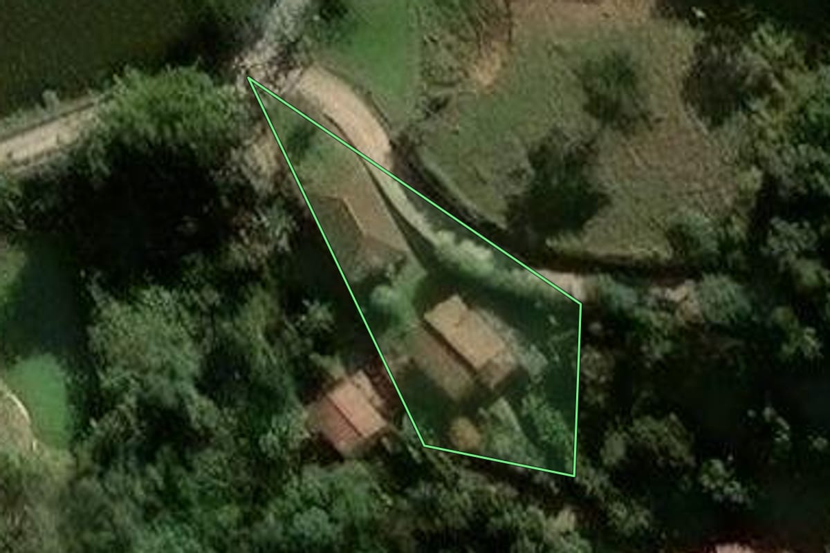 Imagem de satélite do imóvel rural em São Roque (SP), com o contorno declarado no CAR desenhado por cima.
