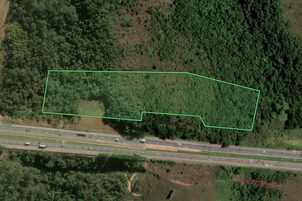 Imagem de satélite do imóvel rural em São Roque (SP), com o contorno declarado no CAR desenhado por cima.