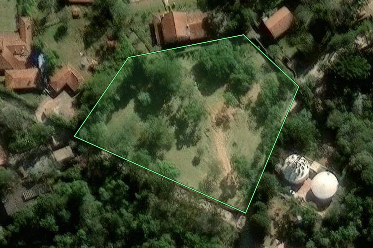 Imagem de satélite do imóvel rural em São Roque (SP), com o contorno declarado no CAR desenhado por cima.