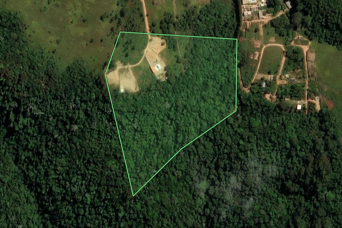 Imagem de satélite do imóvel rural em São Roque (SP), com o contorno declarado no CAR desenhado por cima.