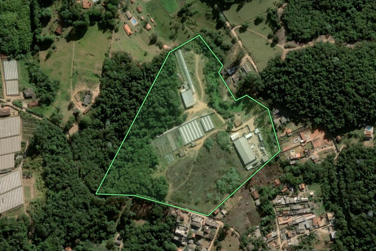 Imagem de satélite do imóvel rural em São Roque (SP), com o contorno declarado no CAR desenhado por cima.