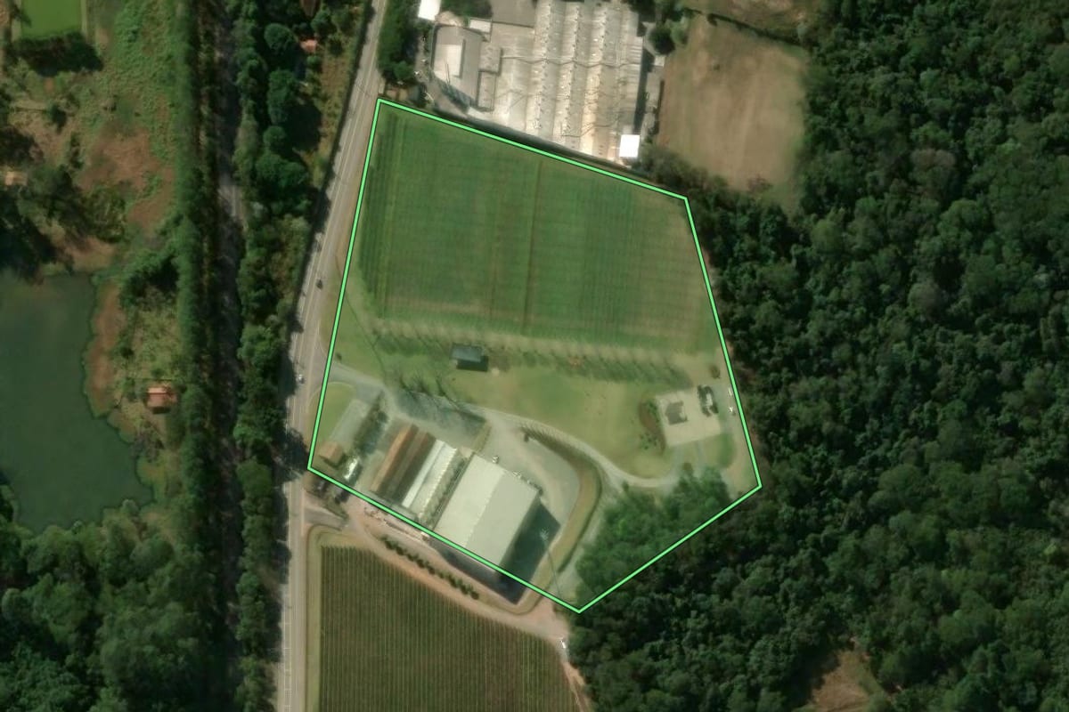 Imagem de satélite do imóvel rural em São Roque (SP), com o contorno declarado no CAR desenhado por cima.