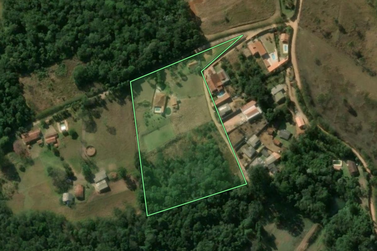 Imagem de satélite do imóvel rural em São Roque (SP), com o contorno declarado no CAR desenhado por cima.