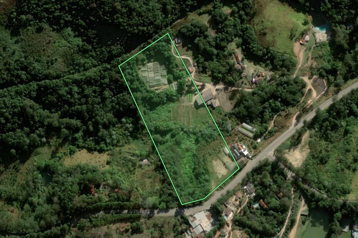 Imagem de satélite do imóvel rural em São Roque (SP), com o contorno declarado no CAR desenhado por cima.