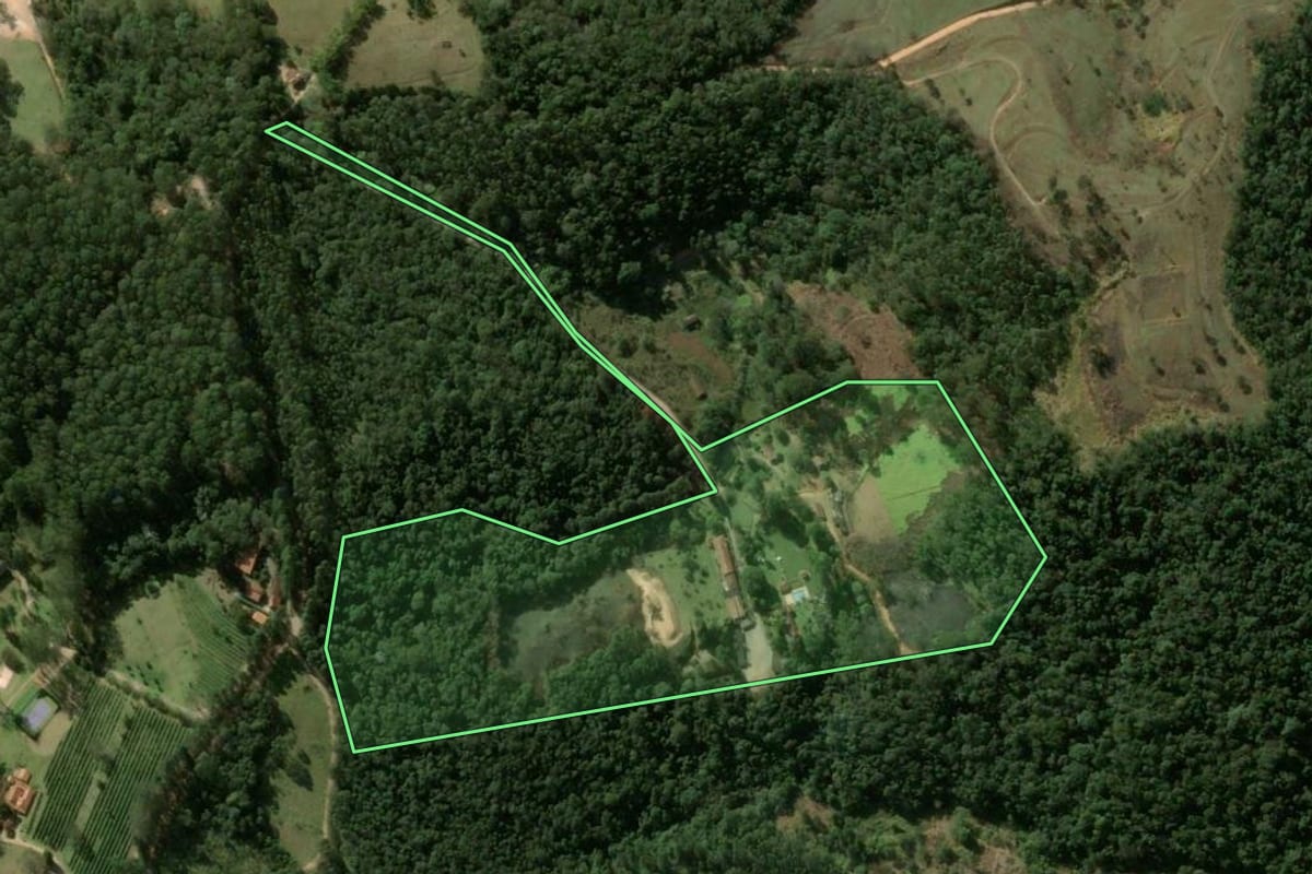 Imagem de satélite do imóvel rural em São Roque (SP), com o contorno declarado no CAR desenhado por cima.