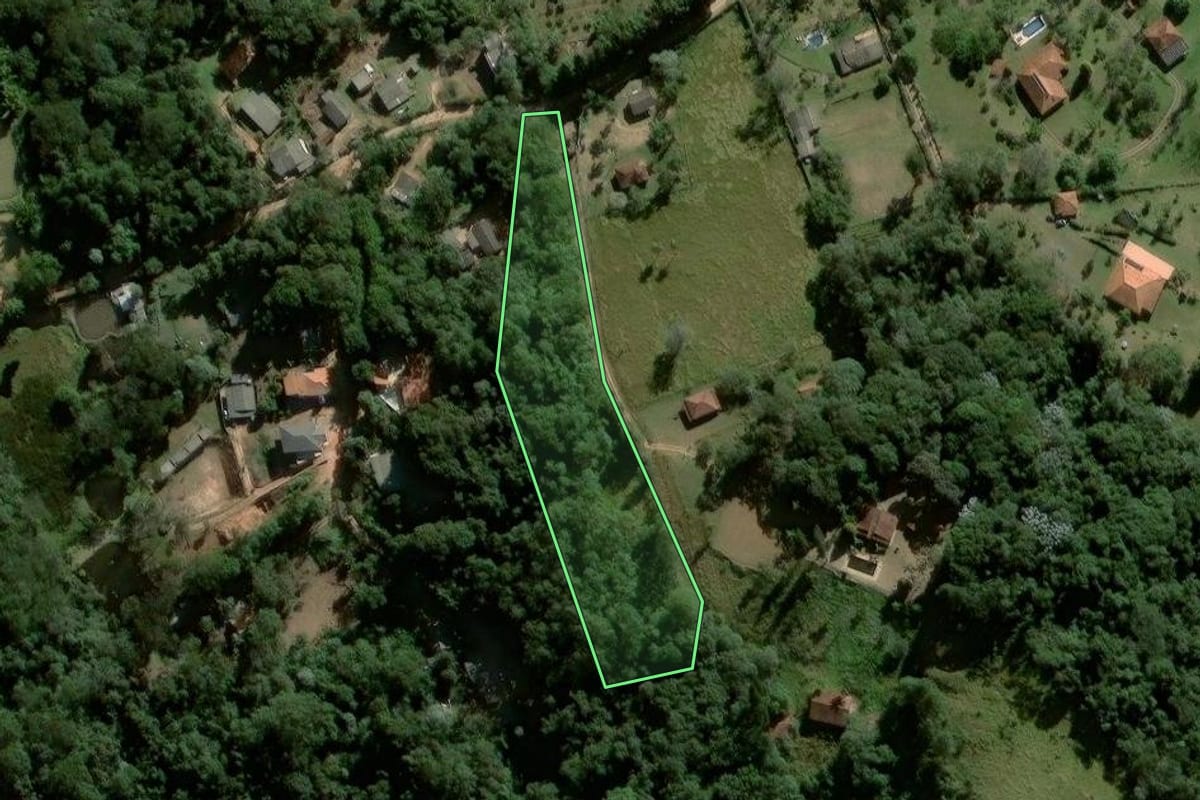 Imagem de satélite do imóvel rural em São Roque (SP), com o contorno declarado no CAR desenhado por cima.