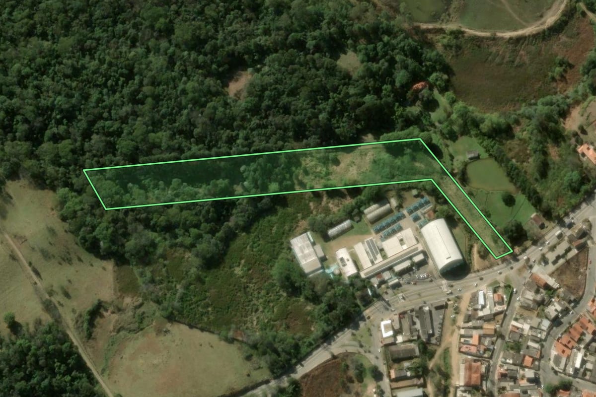 Imagem de satélite do imóvel rural em São Roque (SP), com o contorno declarado no CAR desenhado por cima.