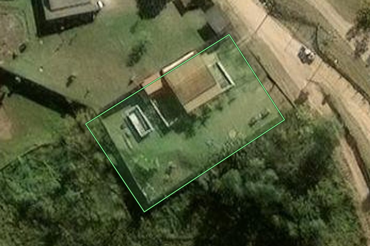Imagem de satélite do imóvel rural em São Roque (SP), com o contorno declarado no CAR desenhado por cima.