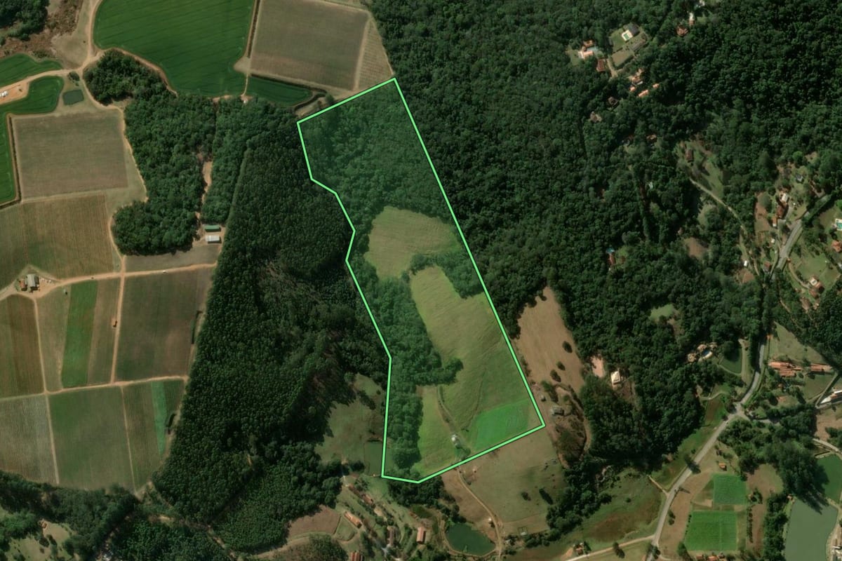 Imagem de satélite do imóvel rural em São Roque (SP), com o contorno declarado no CAR desenhado por cima.