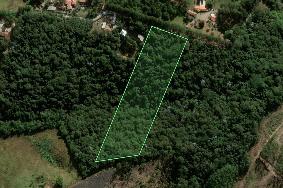 Imagem de satélite do imóvel rural em São Roque (SP), com o contorno declarado no CAR desenhado por cima.
