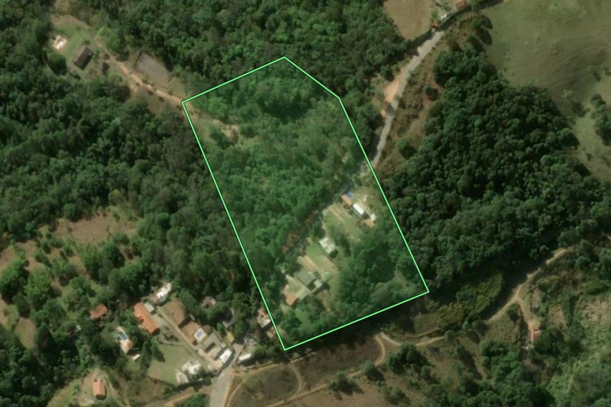 Imagem de satélite do imóvel rural em São Roque (SP), com o contorno declarado no CAR desenhado por cima.