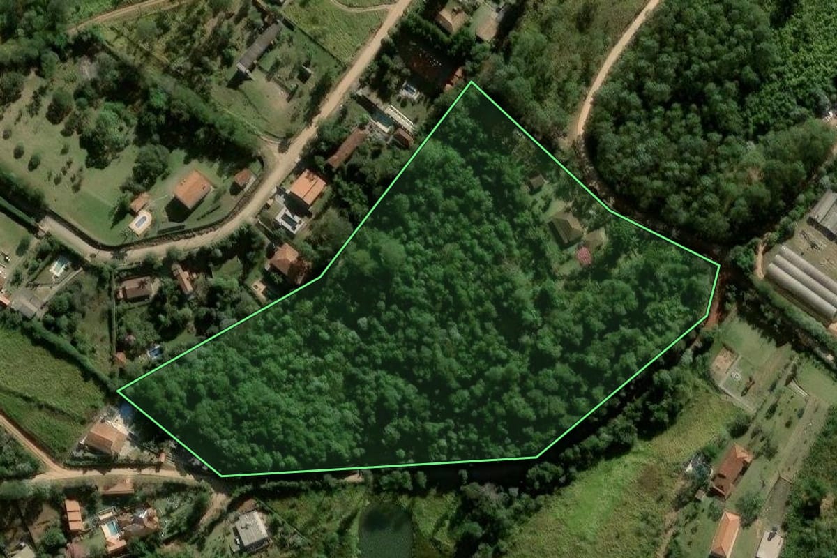 Imagem de satélite do imóvel rural em São Roque (SP), com o contorno declarado no CAR desenhado por cima.