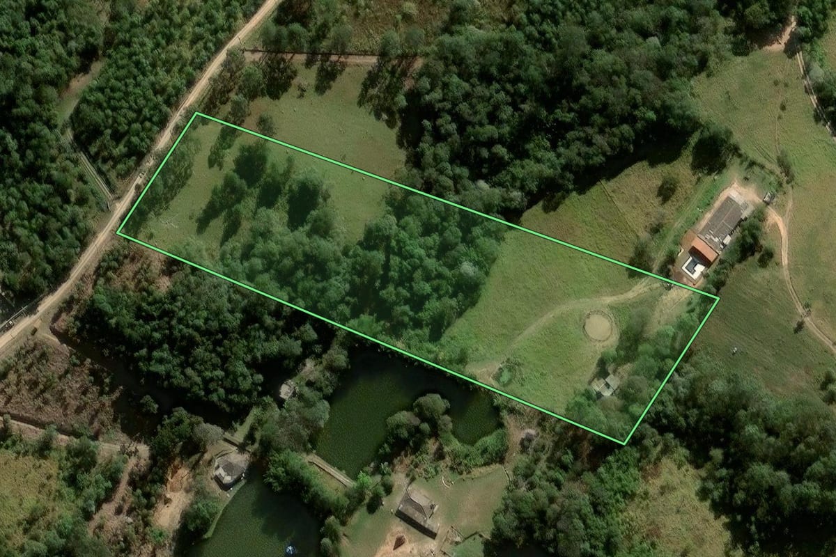 Imagem de satélite do imóvel rural em São Roque (SP), com o contorno declarado no CAR desenhado por cima.