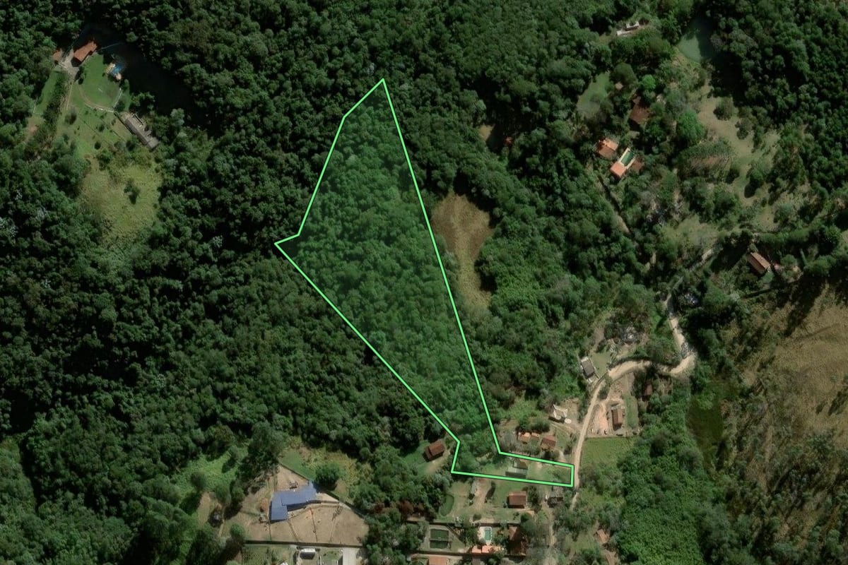 Imagem de satélite do imóvel rural em São Roque (SP), com o contorno declarado no CAR desenhado por cima.