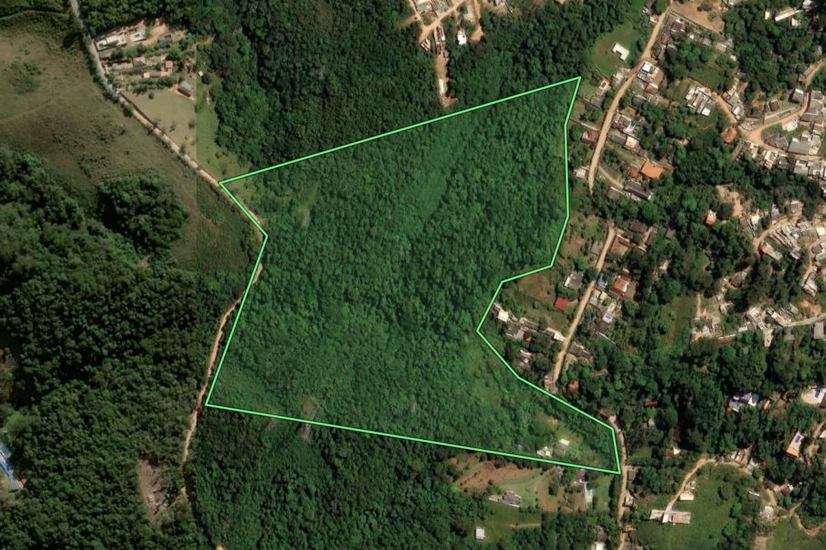 Imagem de satélite do imóvel rural em São Roque (SP), com o contorno declarado no CAR desenhado por cima.