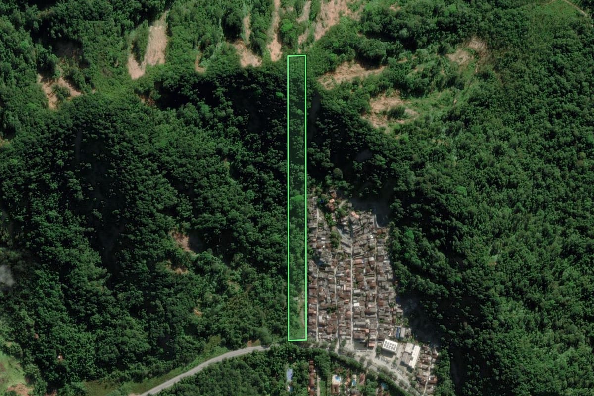 Imagem de satélite do imóvel rural em São Sebastião (SP), com o contorno declarado no CAR desenhado por cima.
