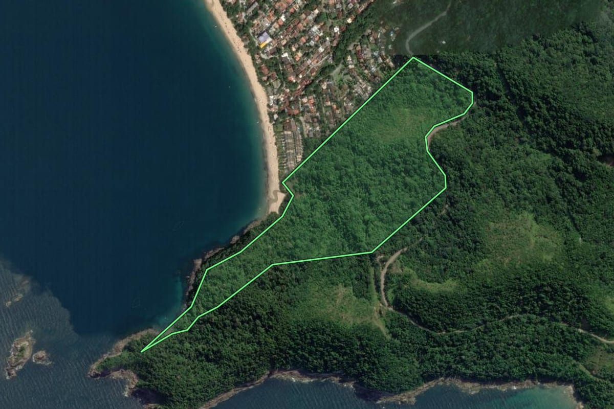 Imagem de satélite do imóvel rural em São Sebastião (SP), com o contorno declarado no CAR desenhado por cima.