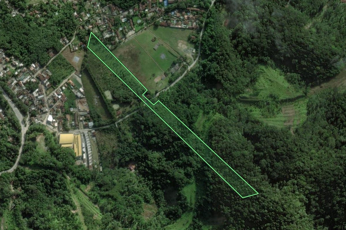 Imagem de satélite do imóvel rural em São Sebastião (SP), com o contorno declarado no CAR desenhado por cima.
