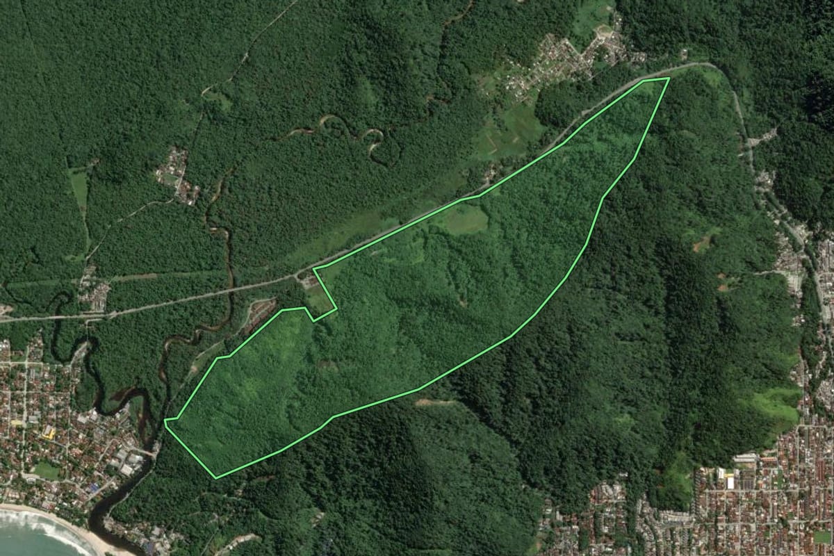 Imagem de satélite do imóvel rural em São Sebastião (SP), com o contorno declarado no CAR desenhado por cima.