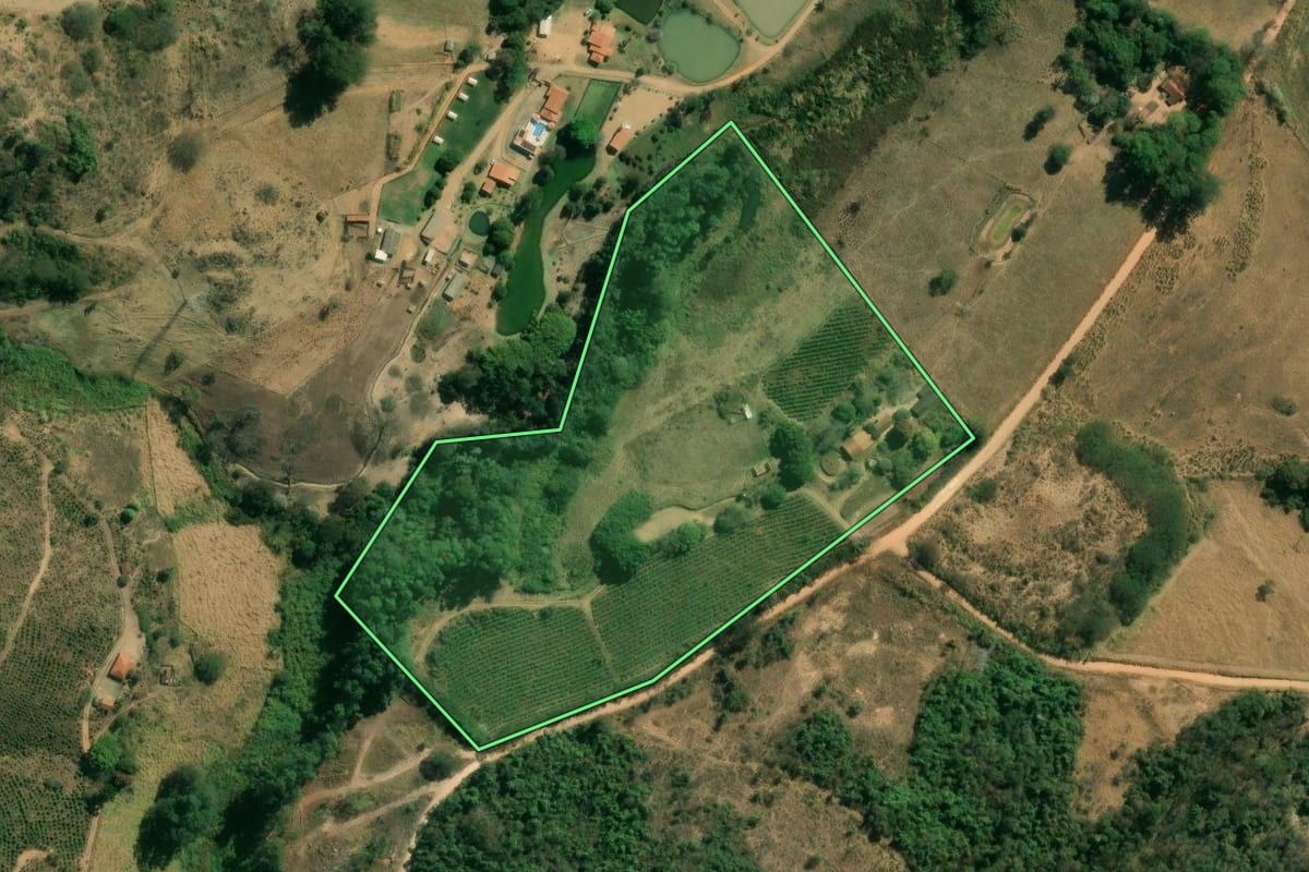 Imagem de satélite do imóvel rural em São Sebastião da Grama (SP), com o contorno declarado no CAR desenhado por cima.