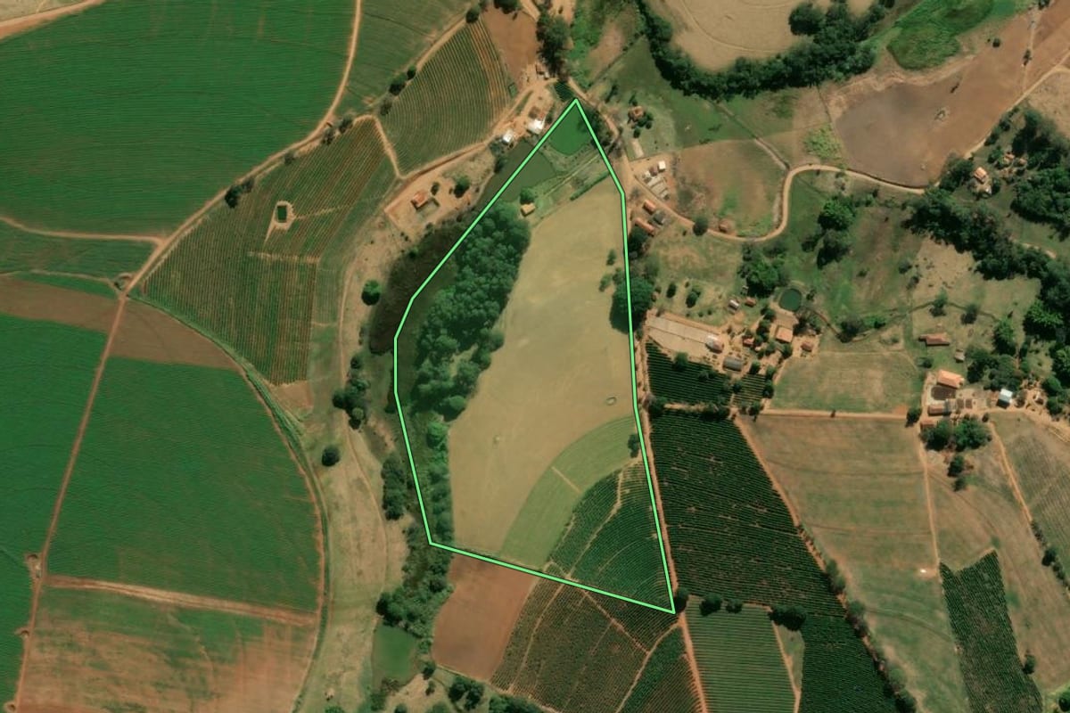 Imagem de satélite do imóvel rural em São Sebastião da Grama (SP), com o contorno declarado no CAR desenhado por cima.