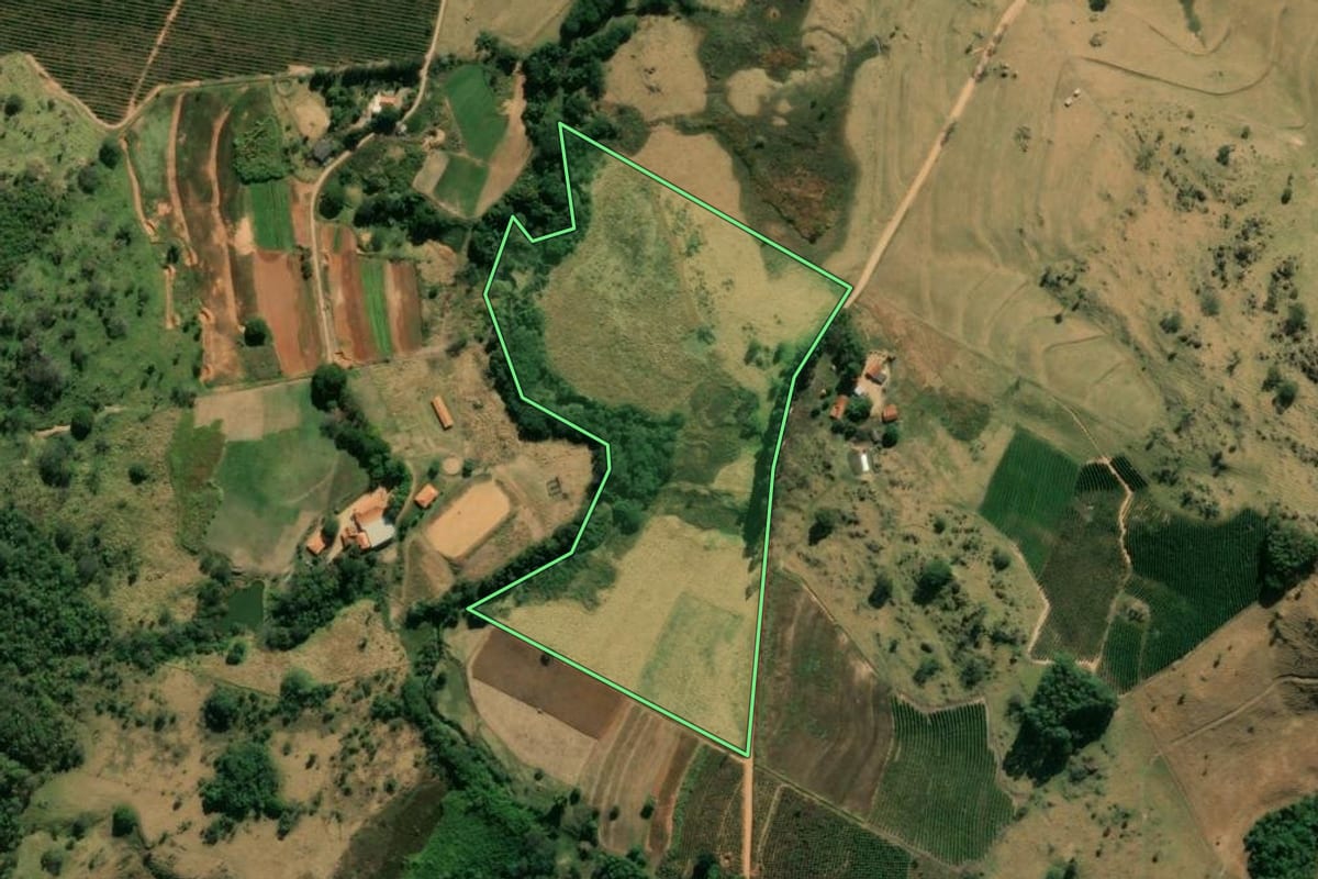 Imagem de satélite do imóvel rural em São Sebastião da Grama (SP), com o contorno declarado no CAR desenhado por cima.