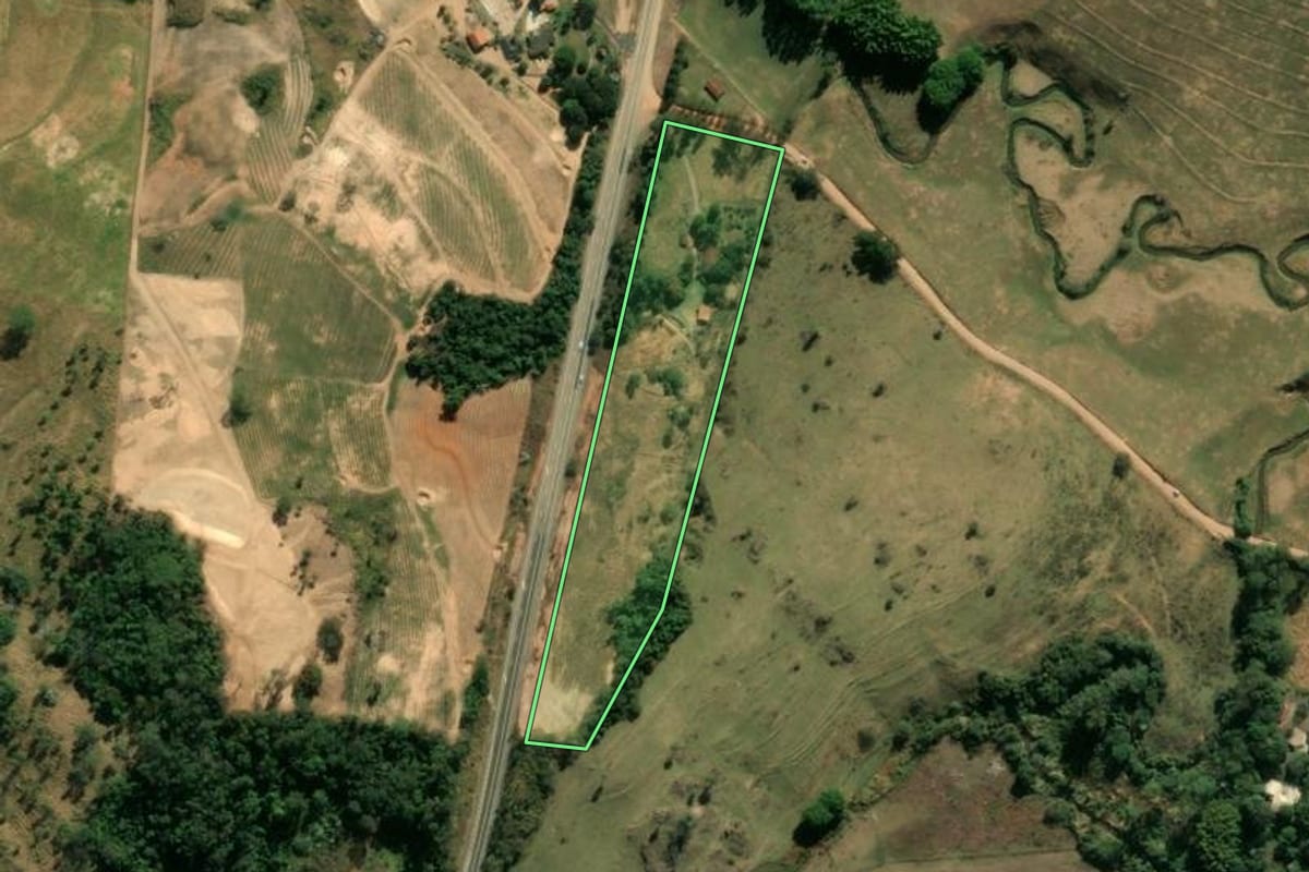Imagem de satélite do imóvel rural em São Sebastião da Grama (SP), com o contorno declarado no CAR desenhado por cima.