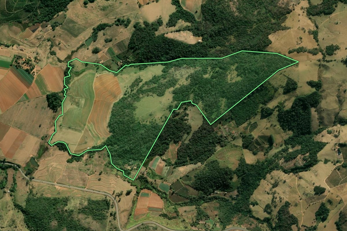 Imagem de satélite do imóvel rural em São Sebastião da Grama (SP), com o contorno declarado no CAR desenhado por cima.