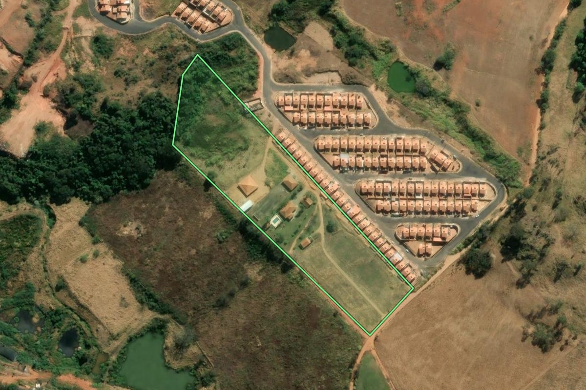 Imagem de satélite do imóvel rural em São Sebastião da Grama (SP), com o contorno declarado no CAR desenhado por cima.