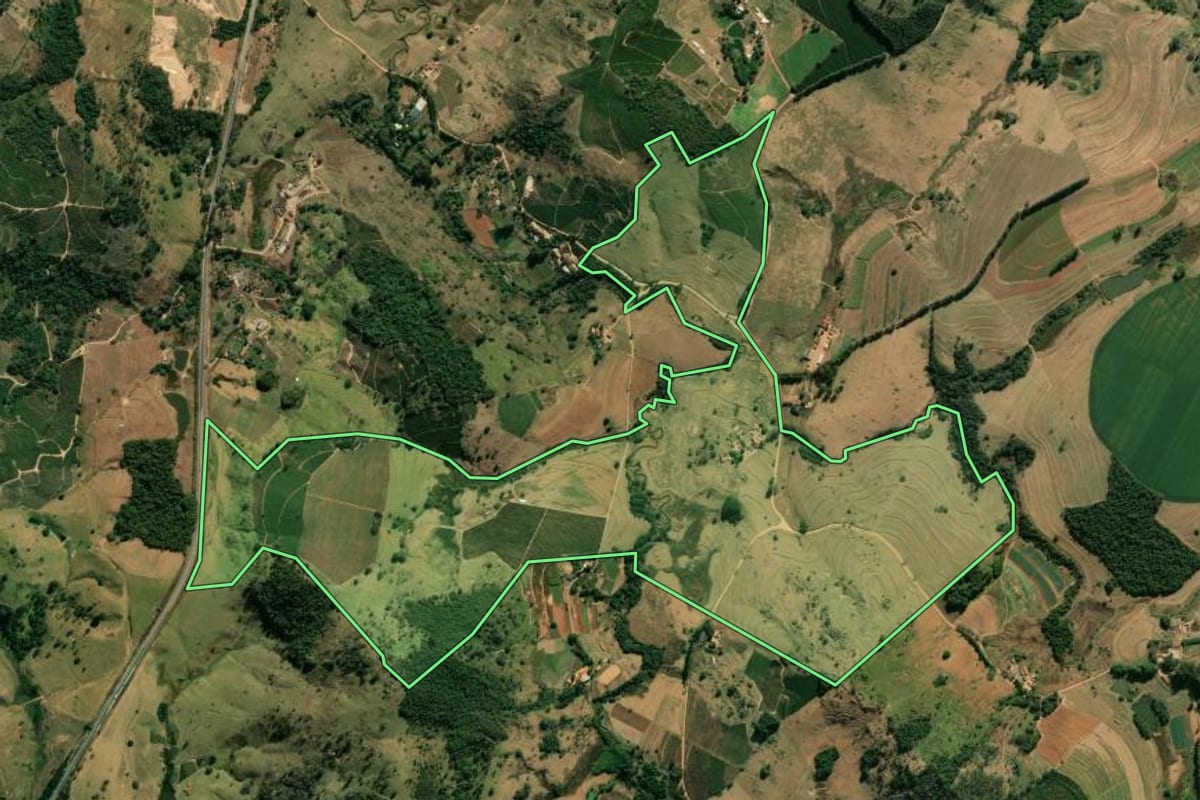 Imagem de satélite do imóvel rural em São Sebastião da Grama (SP), com o contorno declarado no CAR desenhado por cima.