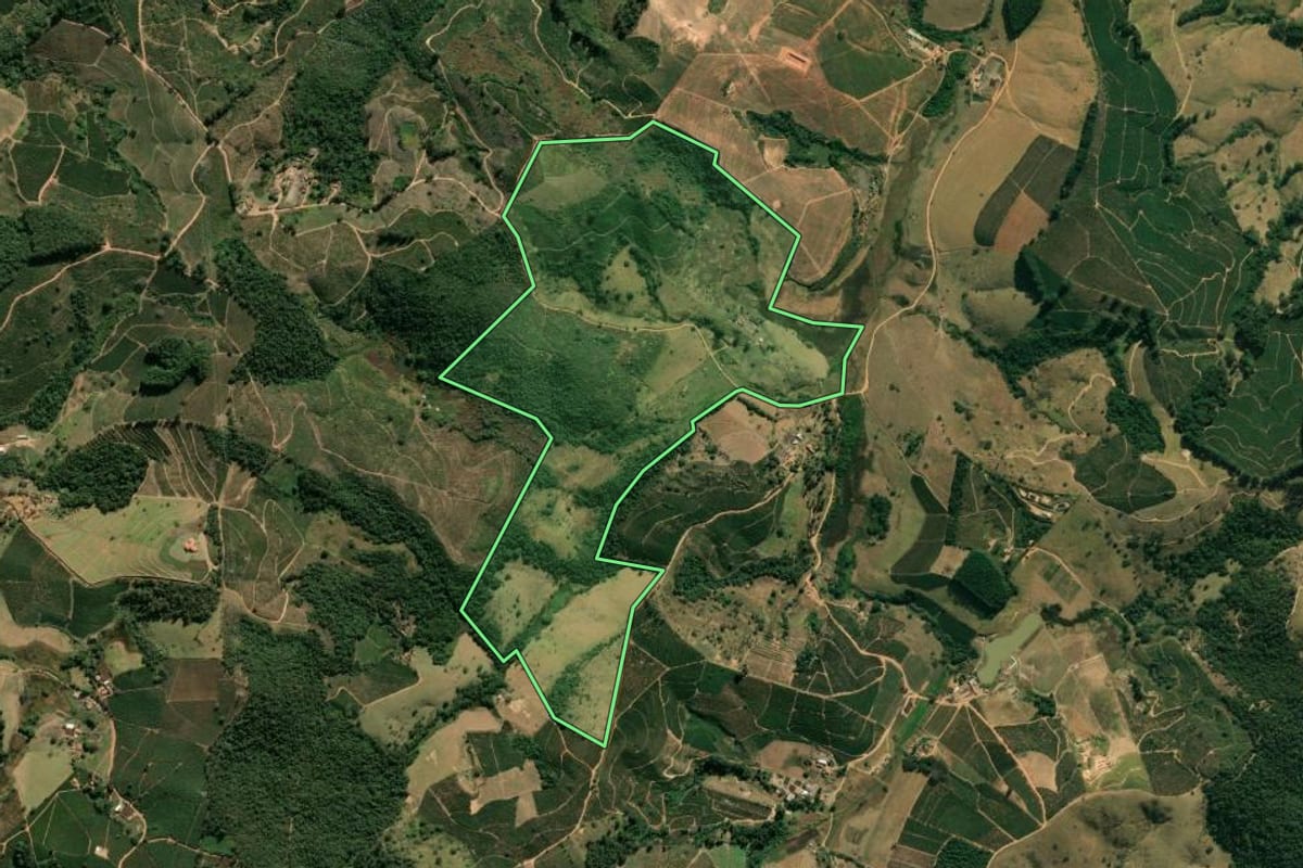 Imagem de satélite do imóvel rural em São Sebastião da Grama (SP), com o contorno declarado no CAR desenhado por cima.