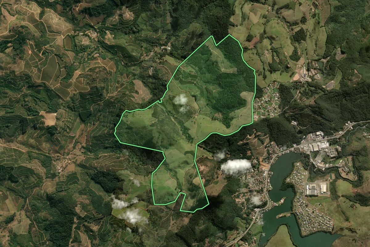 Imagem de satélite do imóvel rural em São Sebastião da Grama (SP), com o contorno declarado no CAR desenhado por cima.