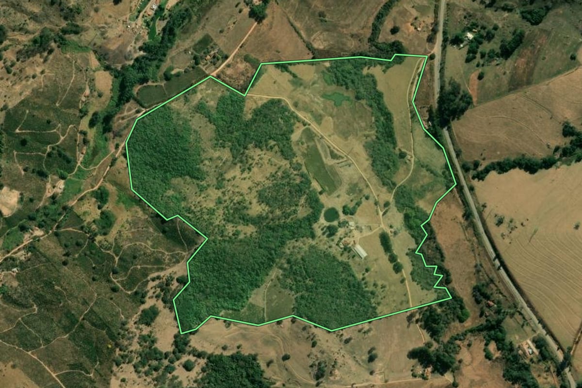 Imagem de satélite do imóvel rural em São Sebastião da Grama (SP), com o contorno declarado no CAR desenhado por cima.