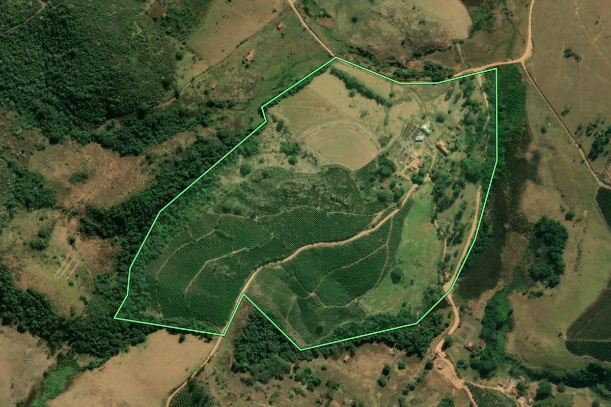 Imagem de satélite do imóvel rural em São Sebastião da Grama (SP), com o contorno declarado no CAR desenhado por cima.
