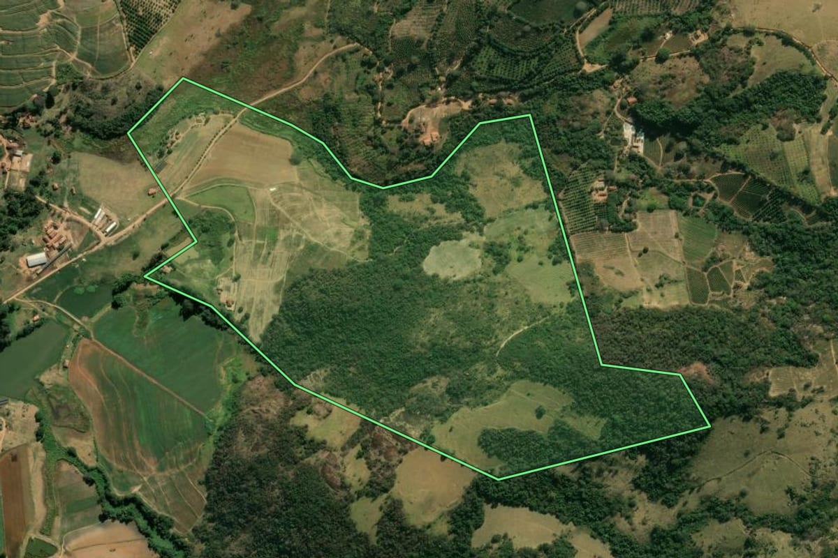Imagem de satélite do imóvel rural em São Sebastião da Grama (SP), com o contorno declarado no CAR desenhado por cima.