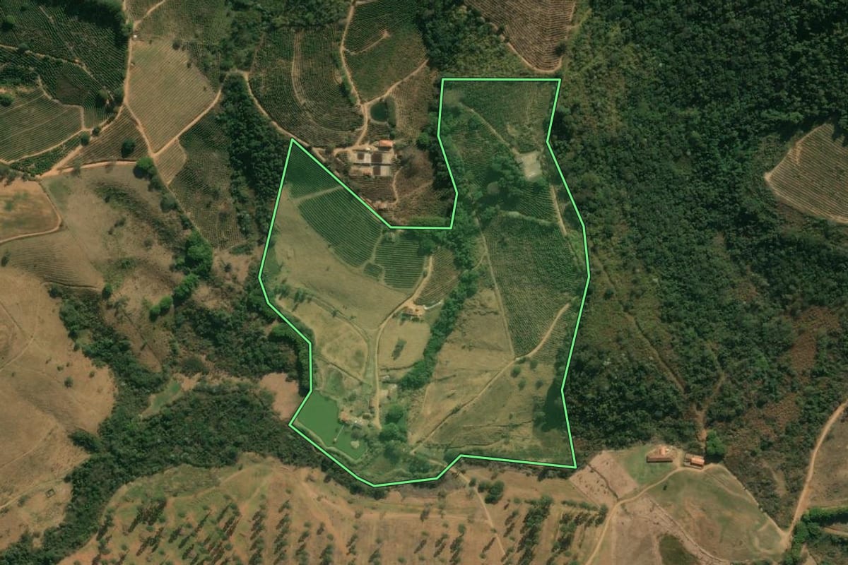 Imagem de satélite do imóvel rural em São Sebastião da Grama (SP), com o contorno declarado no CAR desenhado por cima.